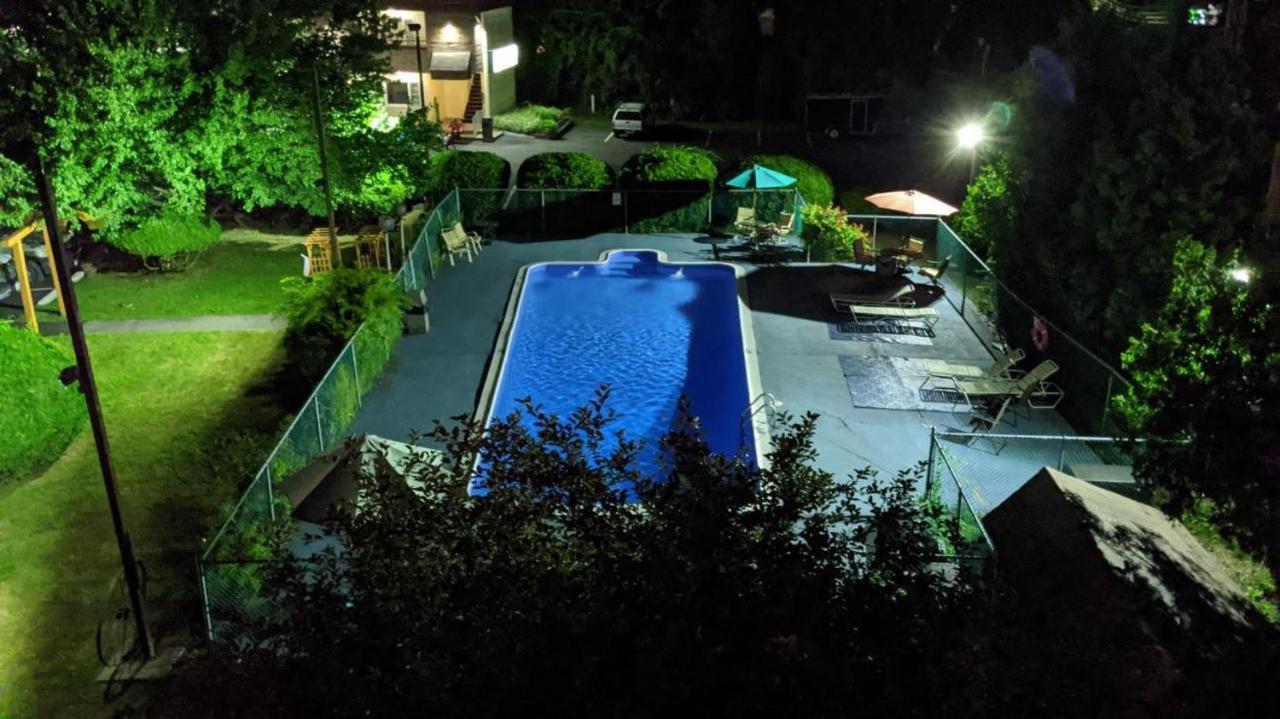 The Black Mountain Inn Brattleboro Bagian luar foto