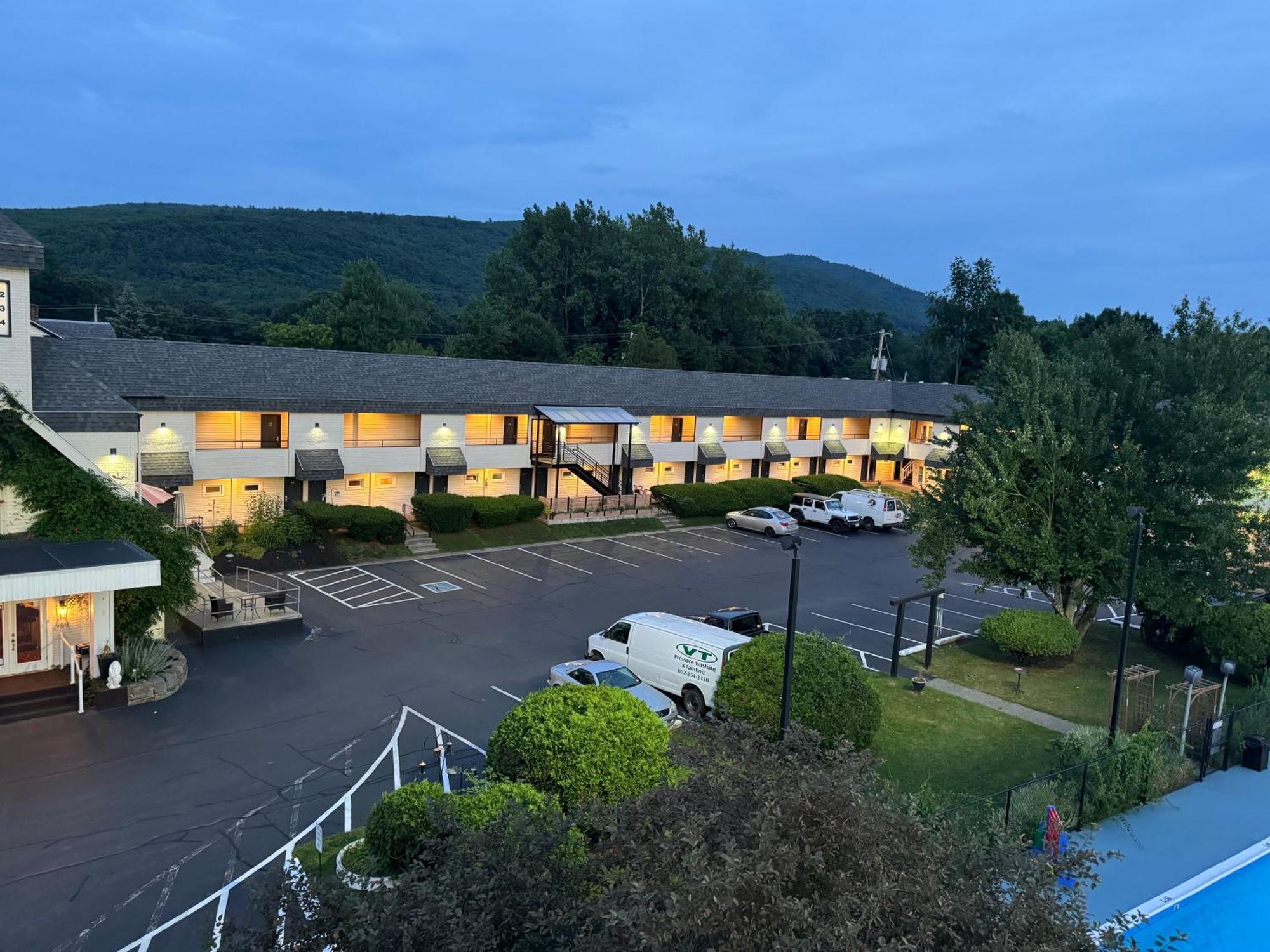 The Black Mountain Inn Brattleboro Bagian luar foto
