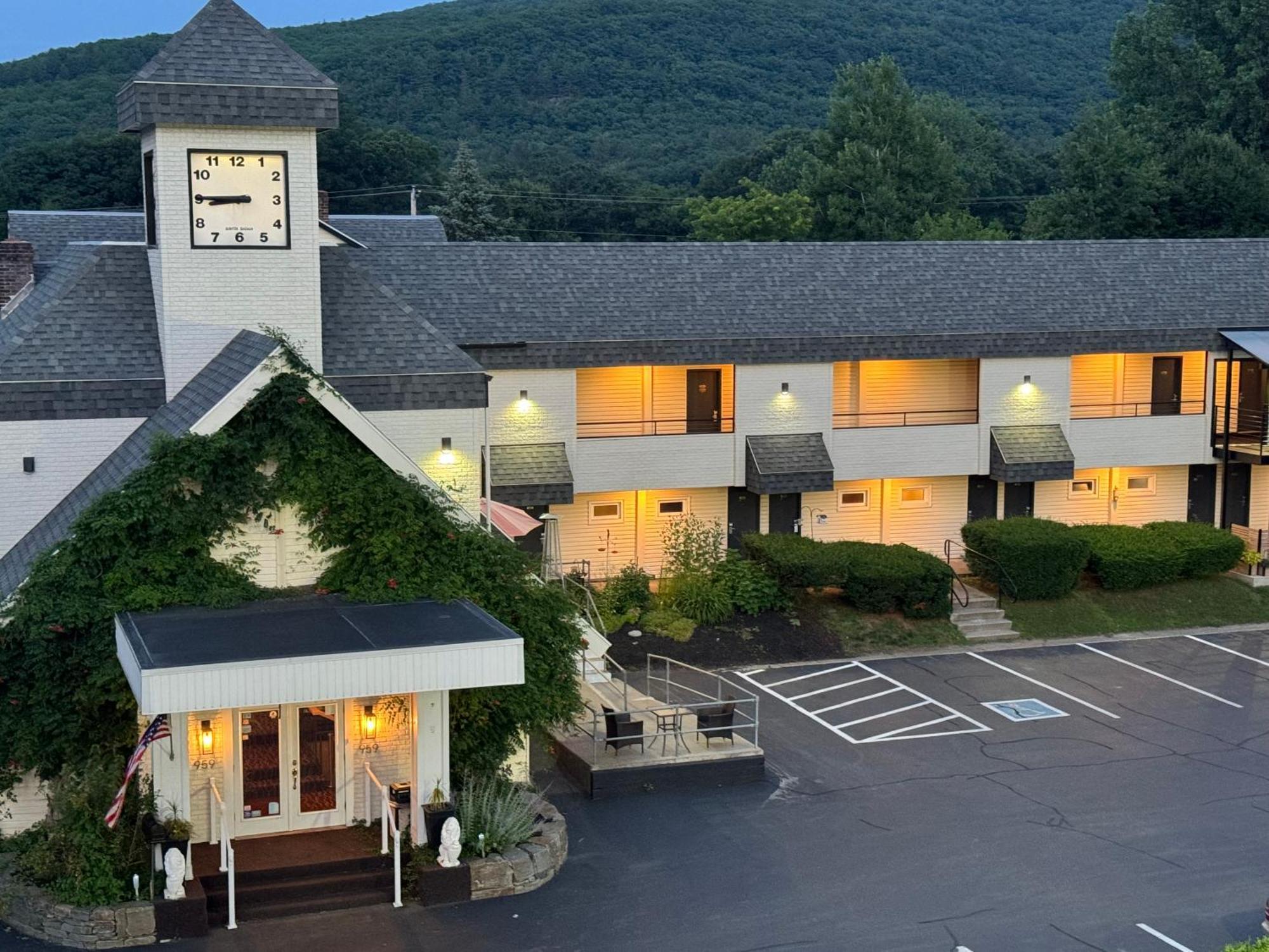 The Black Mountain Inn Brattleboro Bagian luar foto